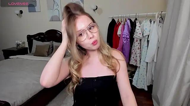 AdellePretty from StripChat is Freechat