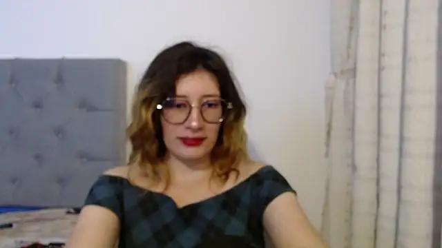 mariana124- from StripChat is Freechat