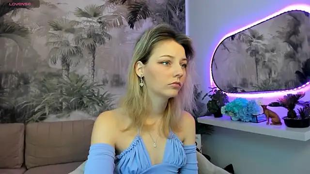 pretty_little_thing from StripChat is Freechat